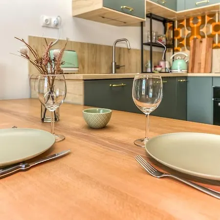 Esprit Vintage: Lit Double, Balcon, Wifi, Equipe+ شقة *