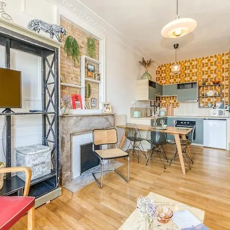 Esprit Vintage: Lit Double, Balcon, Wifi, Equipe+ Apartment