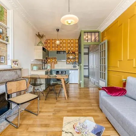 Esprit Vintage: Lit Double, Balcon, Wifi, Equipe+ Apartment