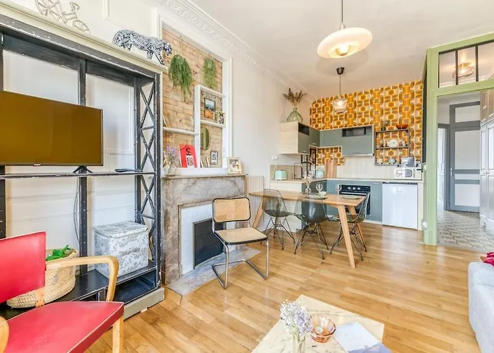 Esprit Vintage: Lit Double, Balcon, Wifi, Equipe+ Apartment