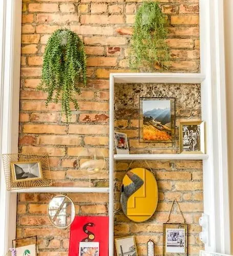 Esprit Vintage: Lit Double, Balcon, Wifi, Equipe+ Apartment