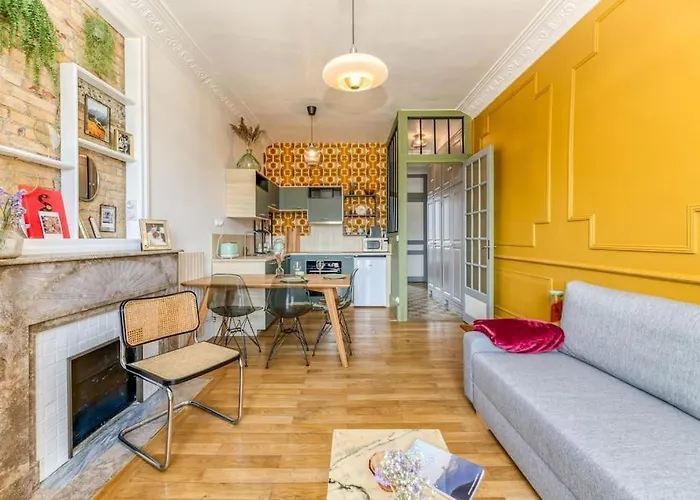 Esprit Vintage: Lit Double, Balcon, Wifi, Equipe+ Apartment